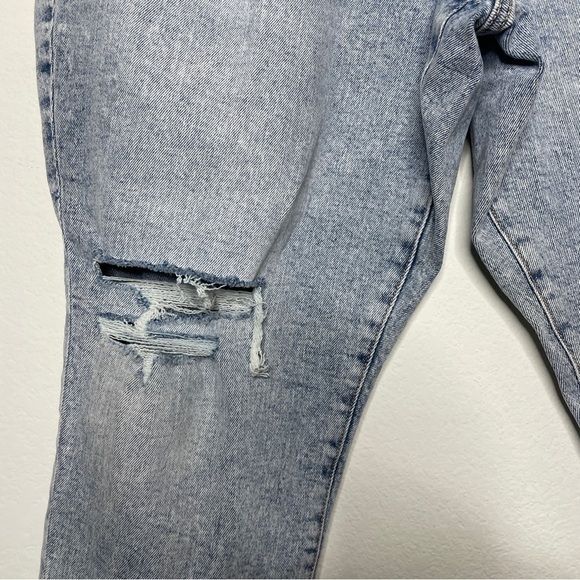 Old Navy High-Rise Curvy Straight Distressed Secret-Slim Pockets Light Wash Jean - Picture 5 of 13